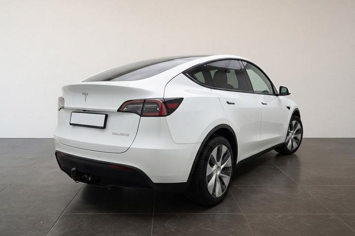 Hvid Tesla Model Y fra 2023