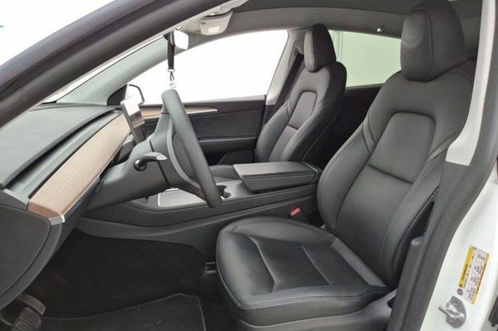 Hvid Tesla Model Y fra 2023