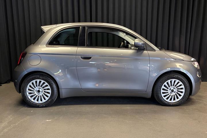 Grå Fiat 500e fra 2023
