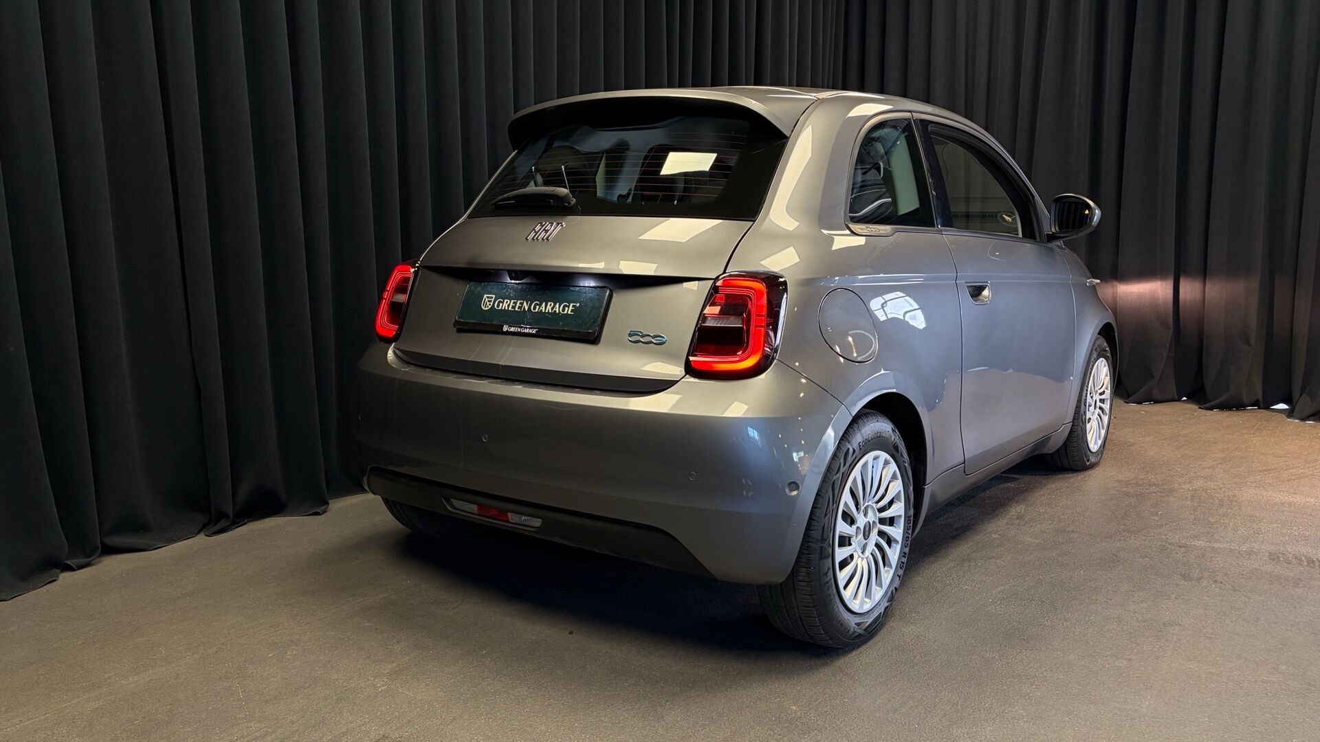 Grå Fiat 500e fra 2023