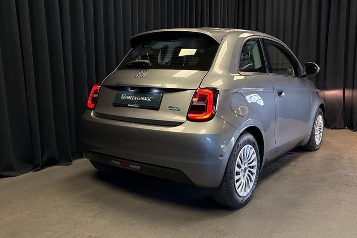 Grå Fiat 500e fra 2023