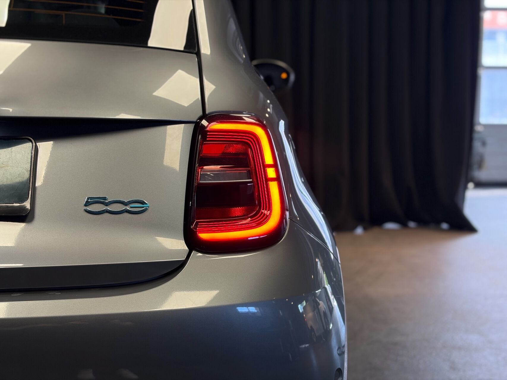 Grå Fiat 500e fra 2023