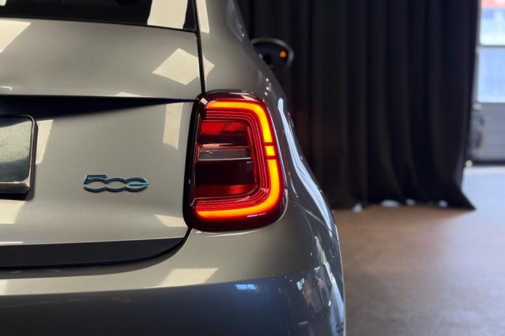 Grå Fiat 500e fra 2023