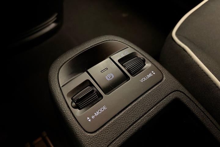 Grå Fiat 500e fra 2023