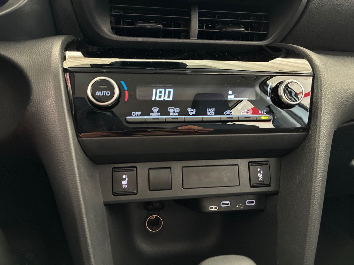 Hvid Toyota Yaris Cross fra 2025