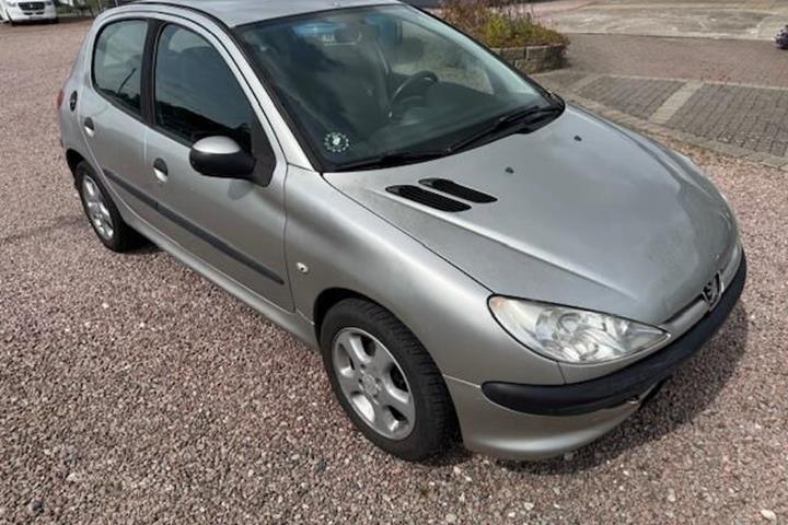 Grå Peugeot 206 fra 2007 set udefra