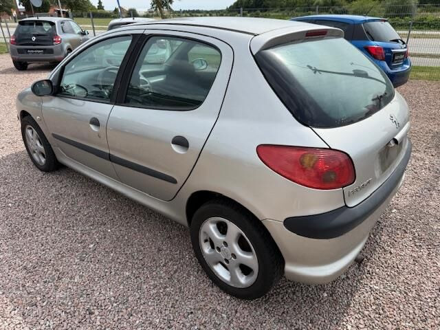 Grå Peugeot 206 fra 2007