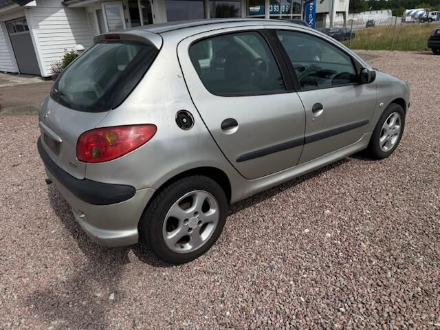 Grå Peugeot 206 fra 2007