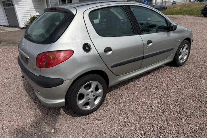 Grå Peugeot 206 fra 2007