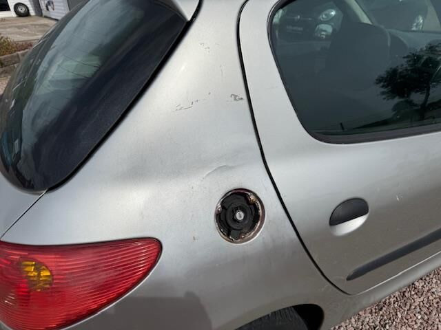 Grå Peugeot 206 fra 2007
