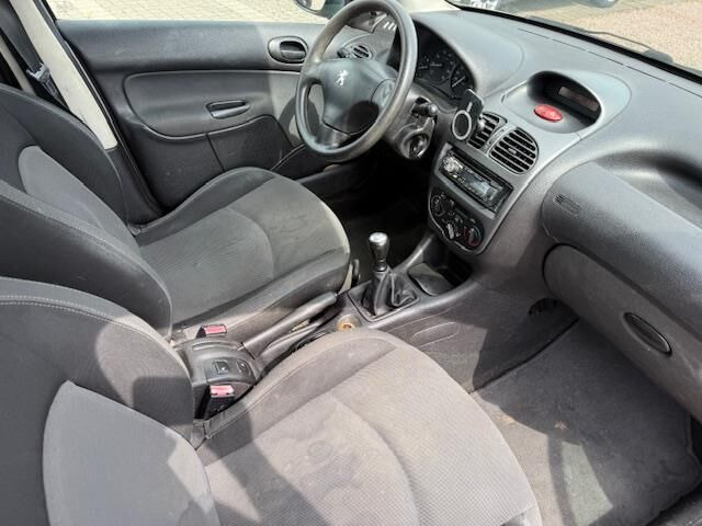 Grå Peugeot 206 fra 2007