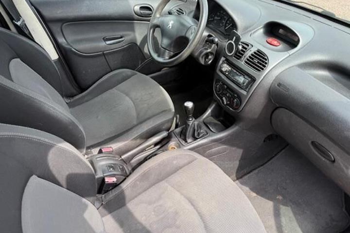 Grå Peugeot 206 fra 2007