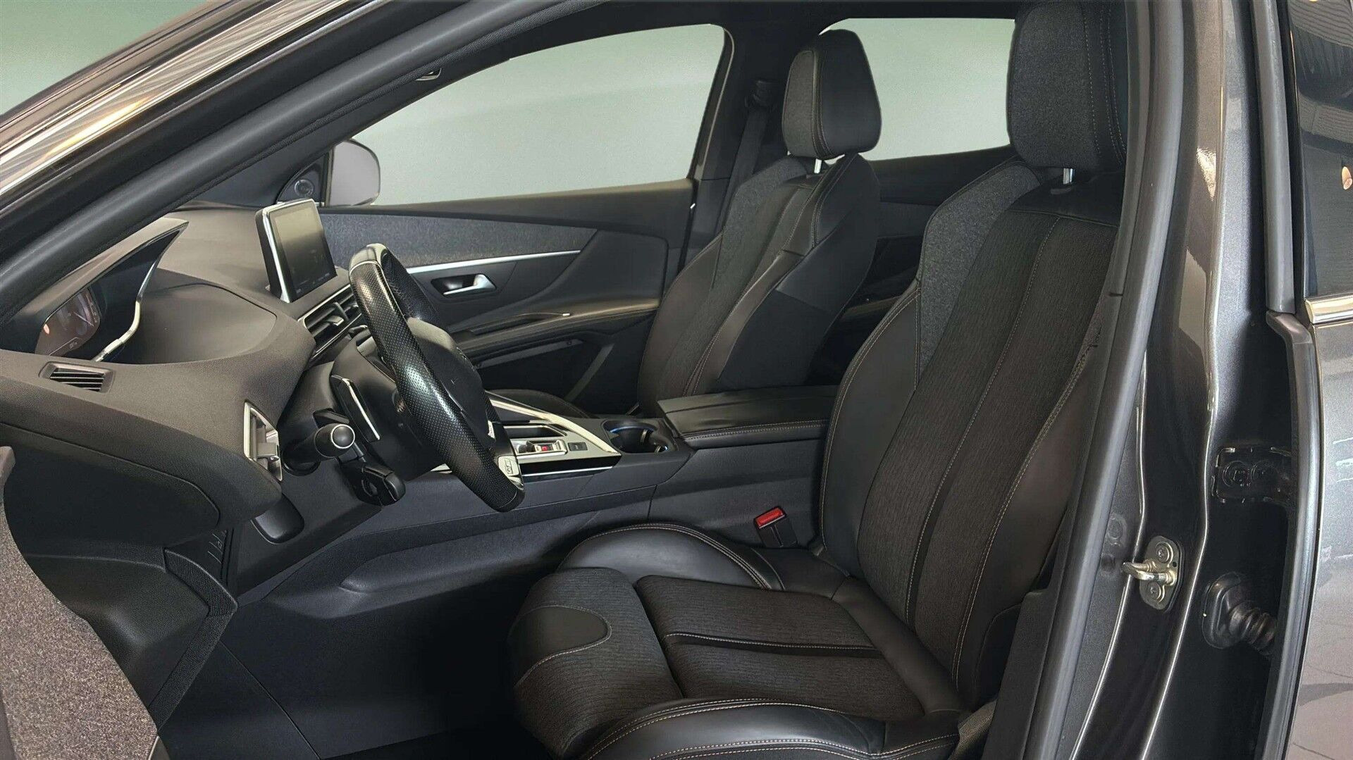 Grå Peugeot 3008 fra 2018