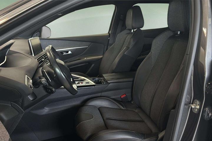 Grå Peugeot 3008 fra 2018