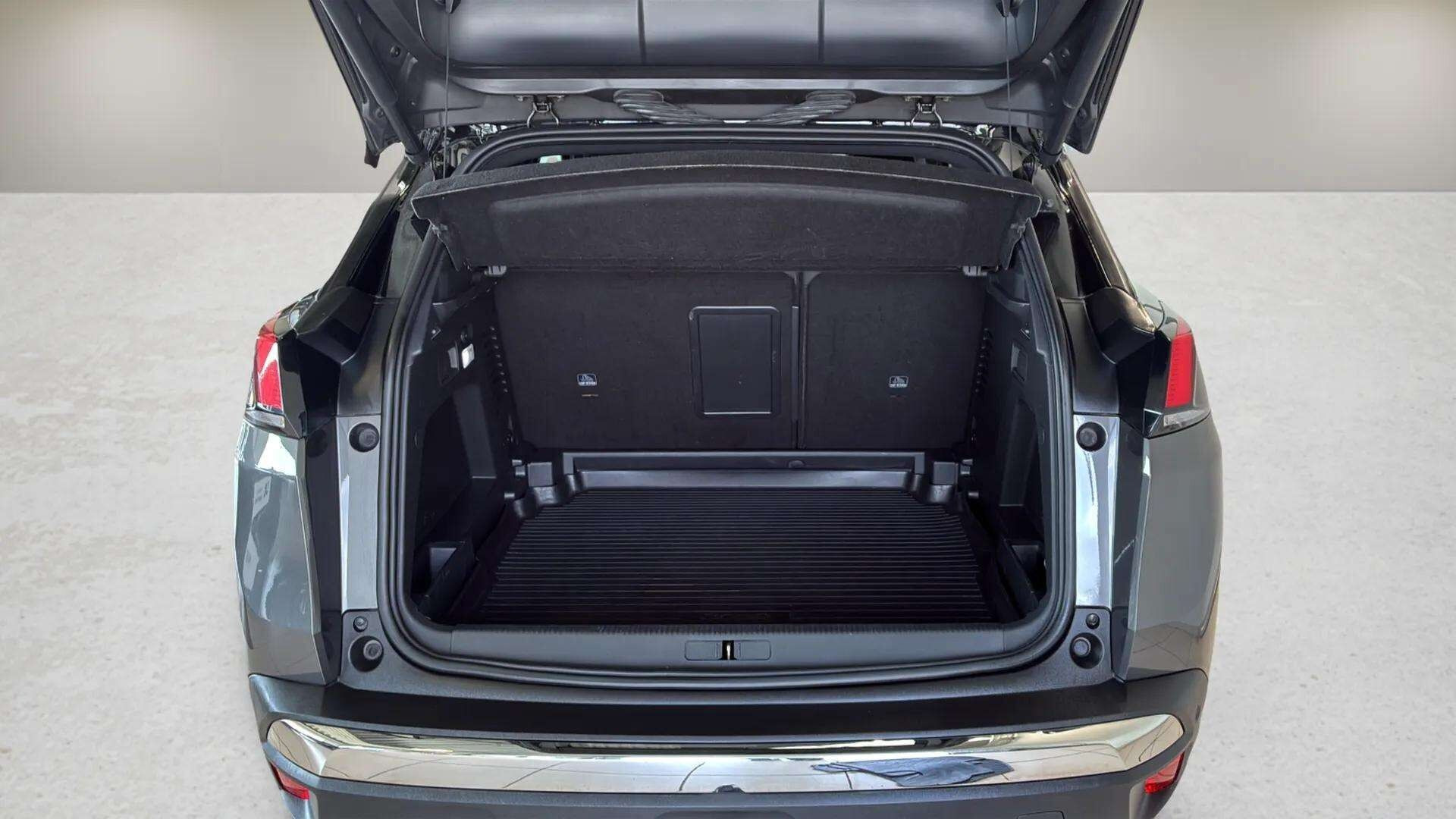 Grå Peugeot 3008 fra 2018