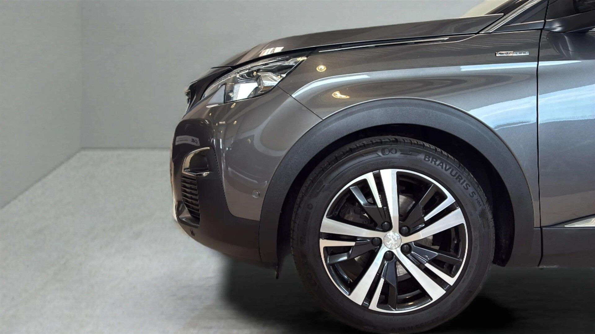 Grå Peugeot 3008 fra 2018
