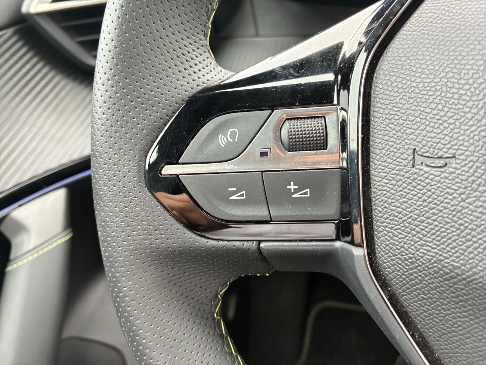 Grå Peugeot e-2008 fra 2025