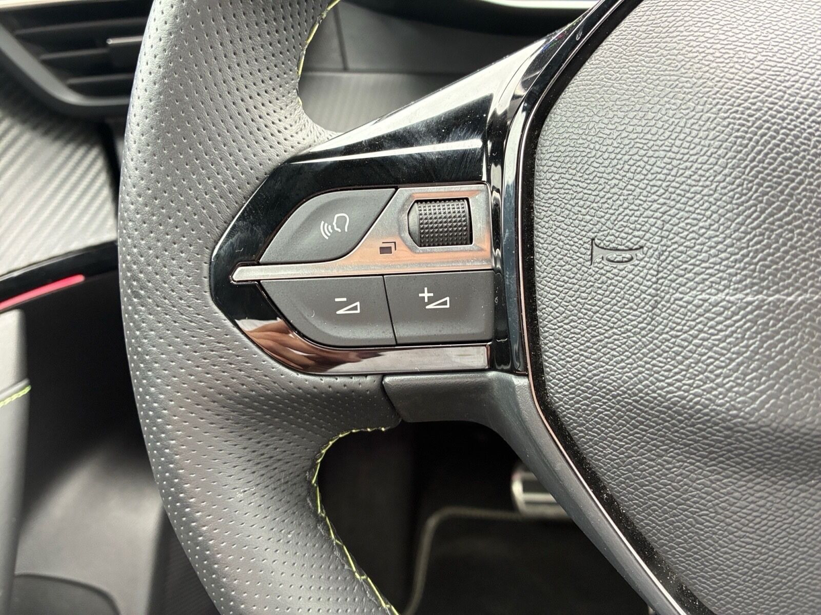 Grå Peugeot e-2008 fra 2025