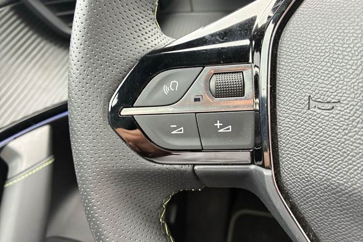 Grå Peugeot e-2008 fra 2025