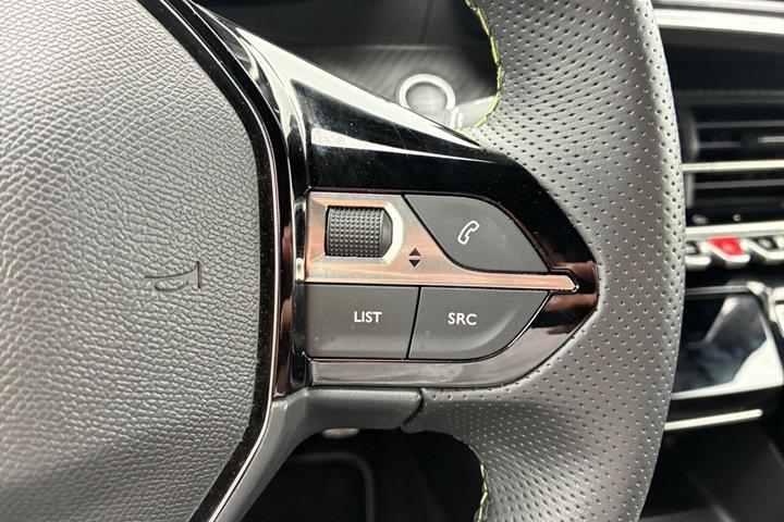 Grå Peugeot e-2008 fra 2025