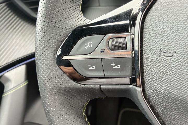 Grå Peugeot e-2008 fra 2025