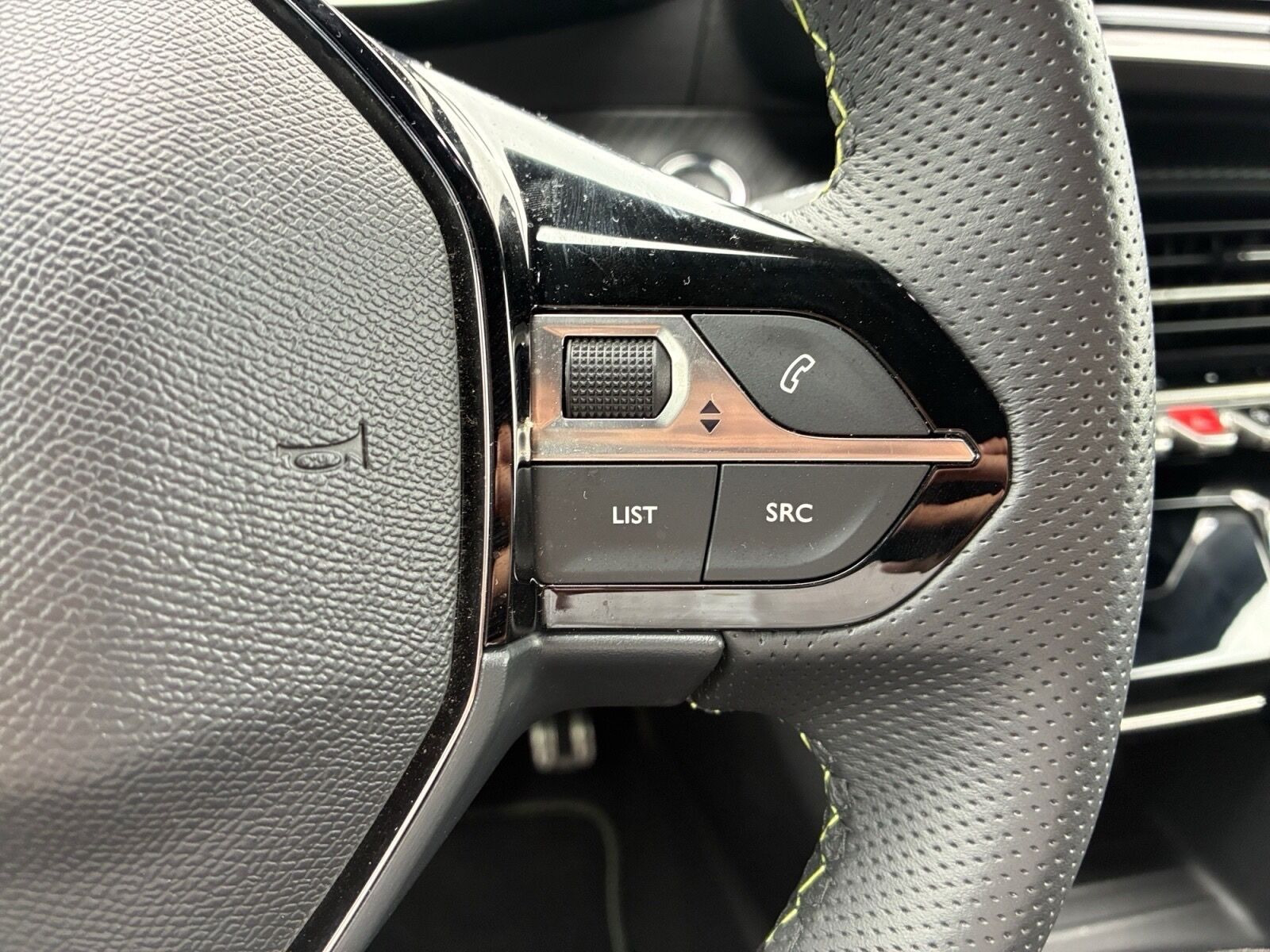 Grå Peugeot e-2008 fra 2025