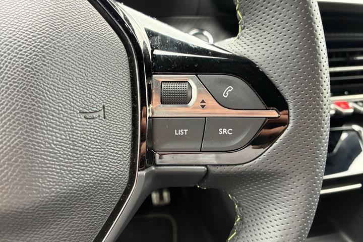 Grå Peugeot e-2008 fra 2025