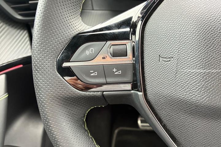 Grå Peugeot e-2008 fra 2025