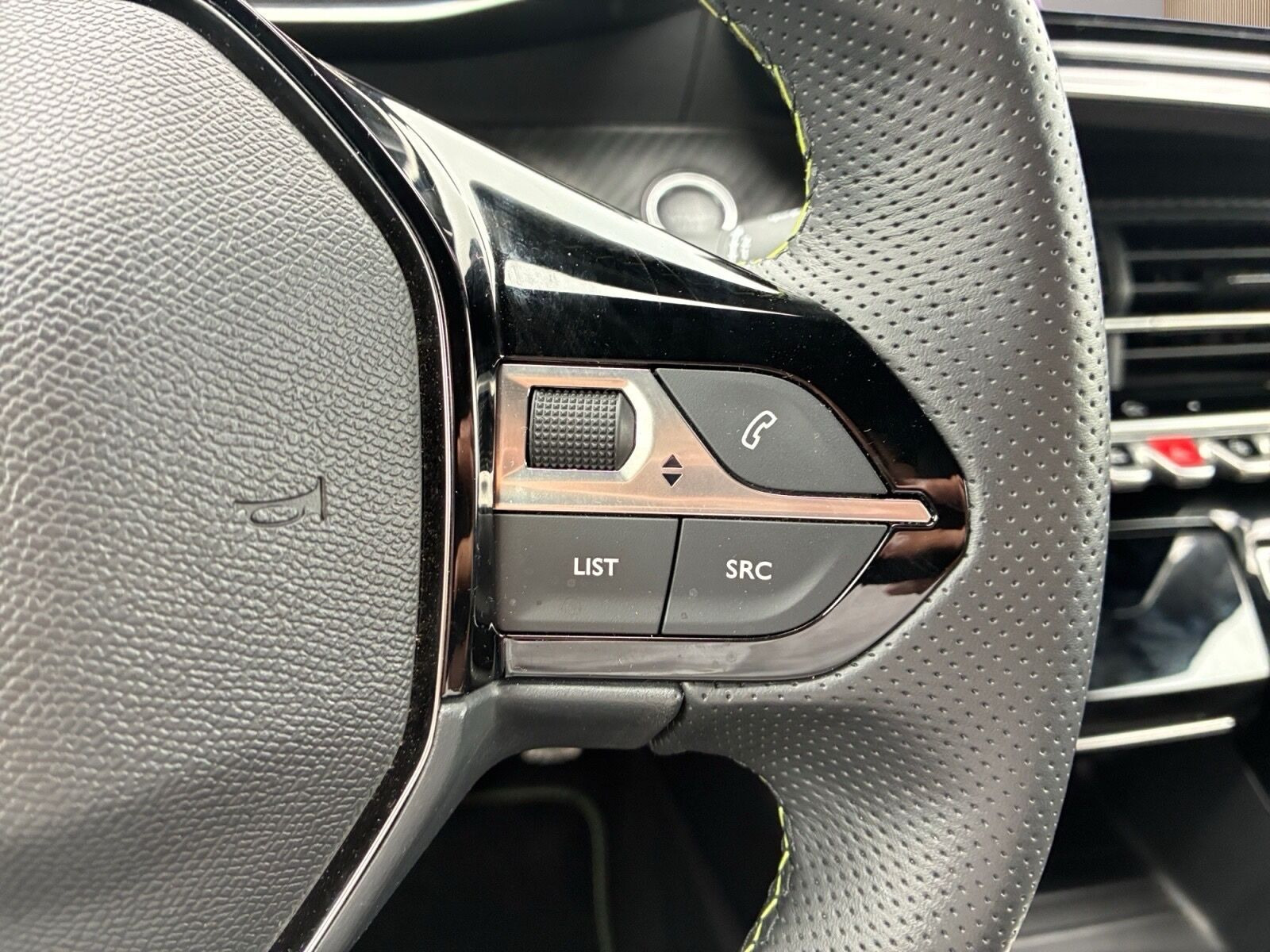 Grå Peugeot e-2008 fra 2025