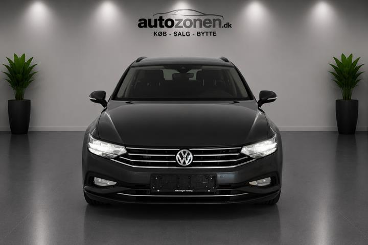 Grå VW Passat fra 2020