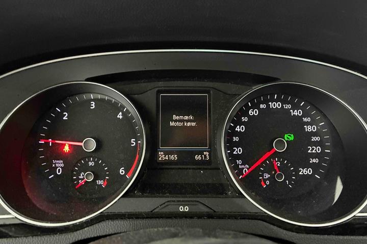 Grå VW Passat fra 2020