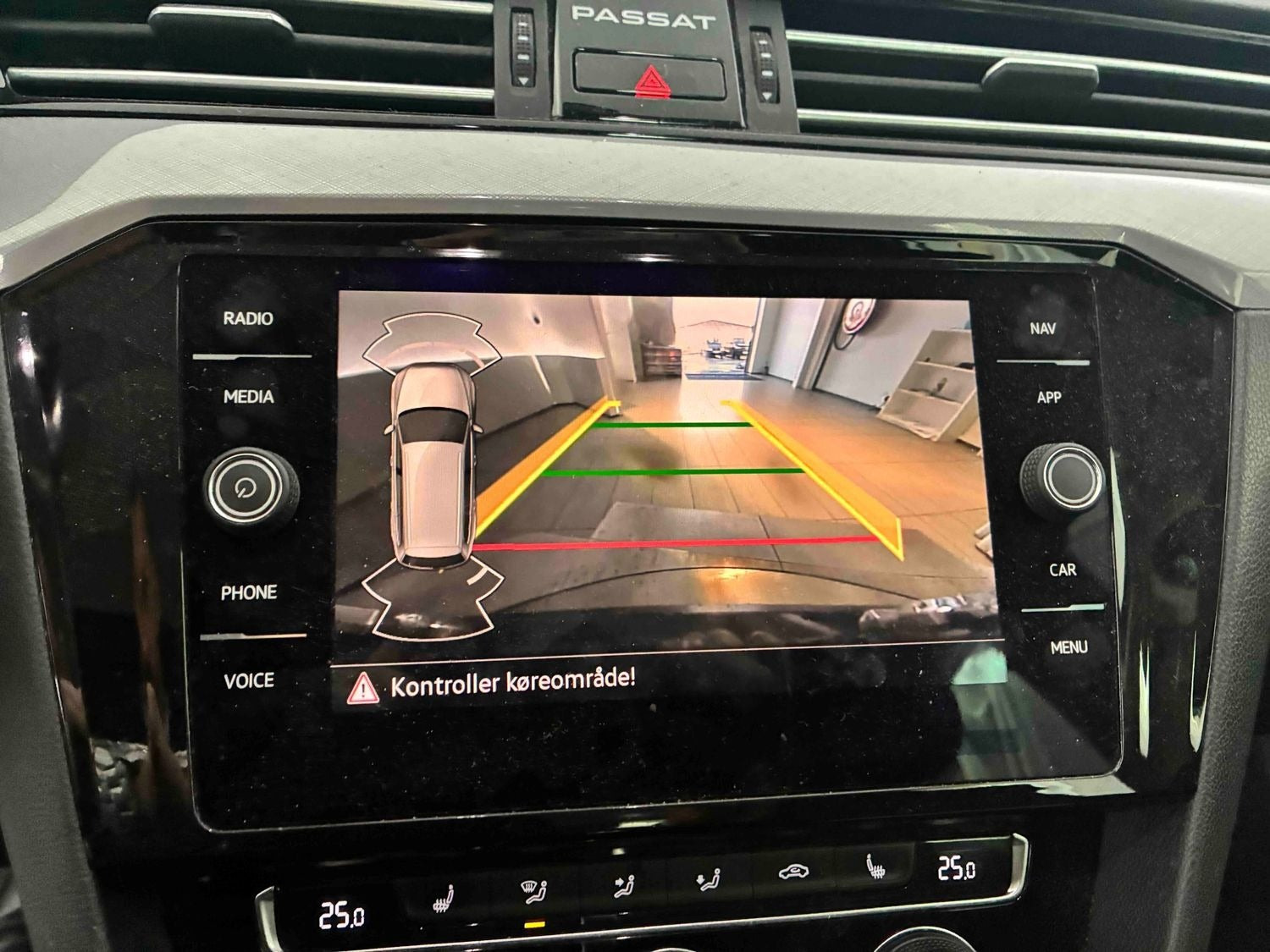 Grå VW Passat fra 2020
