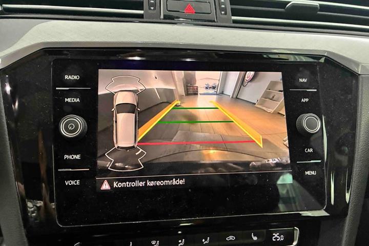 Grå VW Passat fra 2020