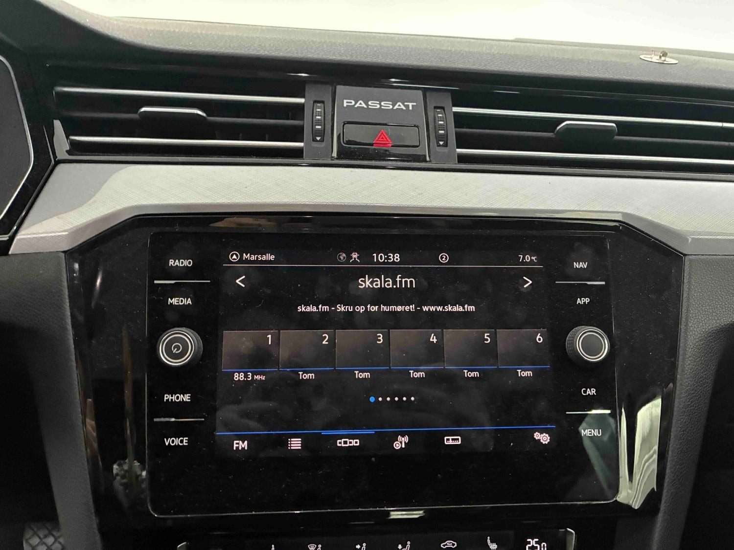 Grå VW Passat fra 2020