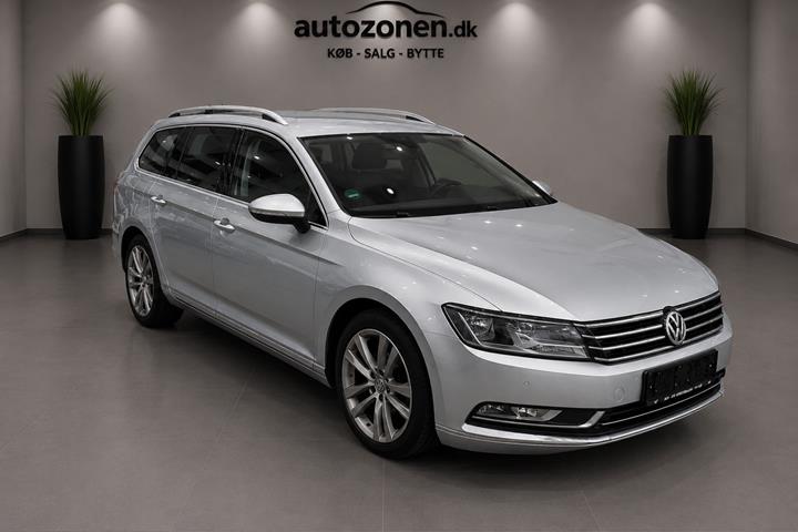 Sølv VW Passat fra 2013 set udefra