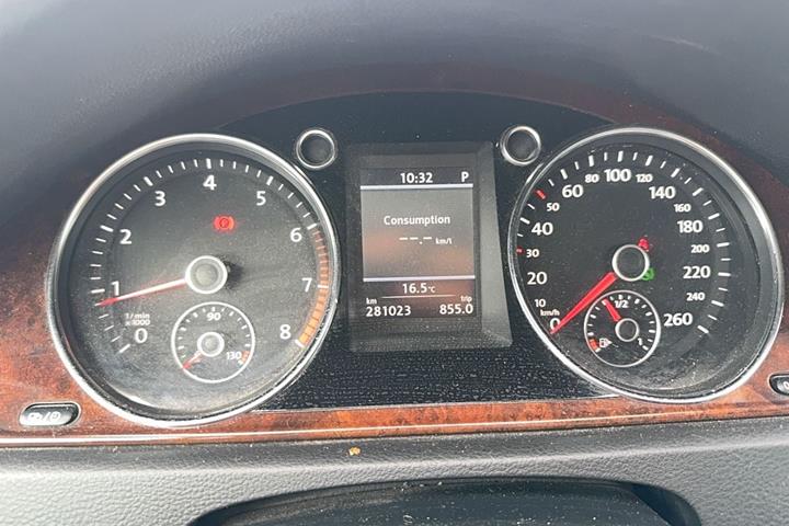 Sølv VW Passat fra 2013