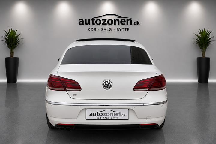 Hvid VW CC fra 2014 set udefra