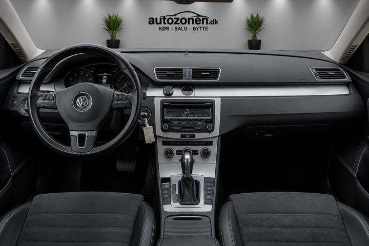 Hvid VW CC fra 2014 set indefra
