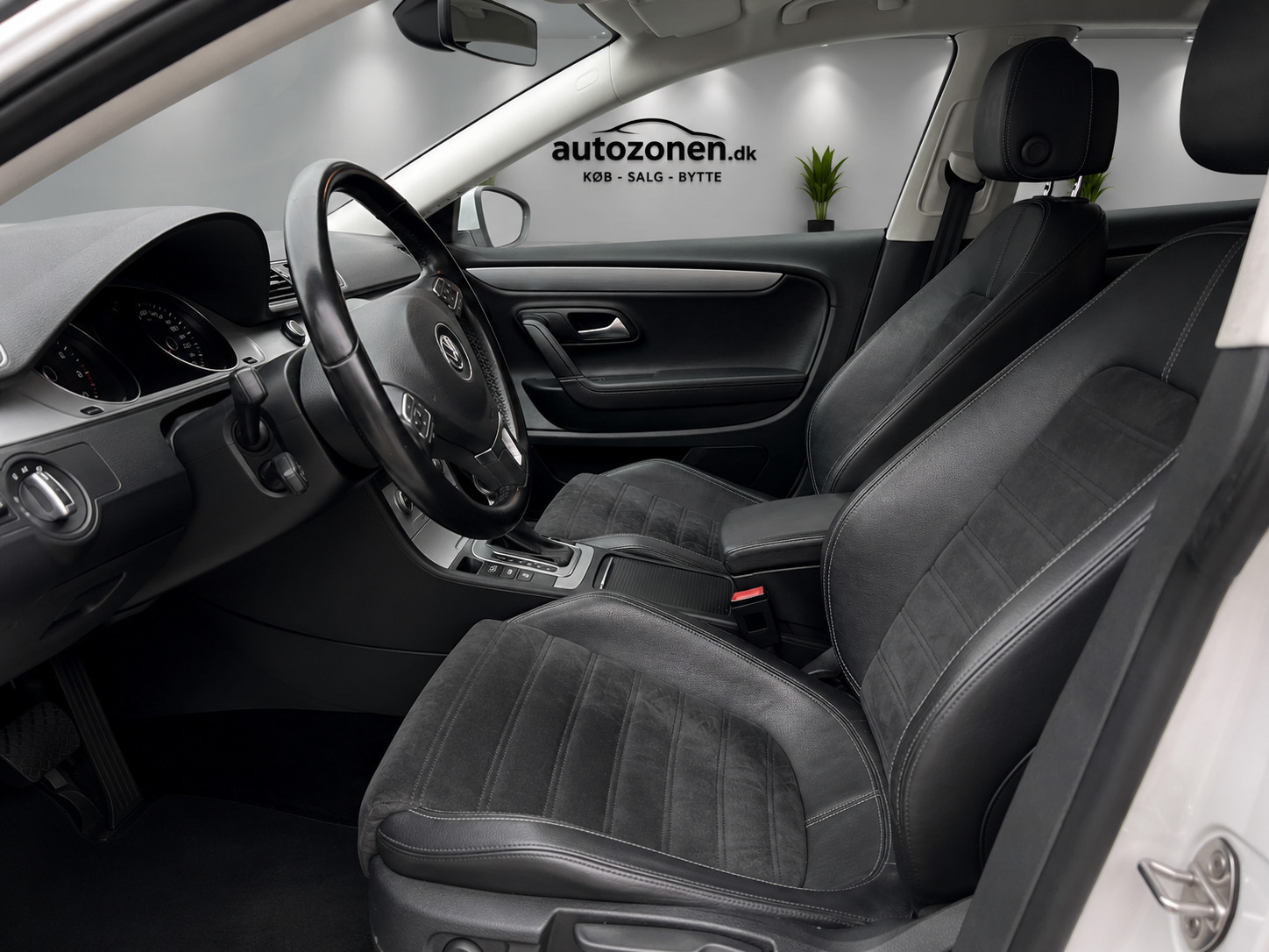 Hvid VW CC fra 2014 set indefra