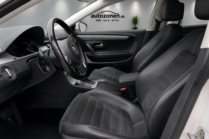 Hvid VW CC fra 2014 set indefra
