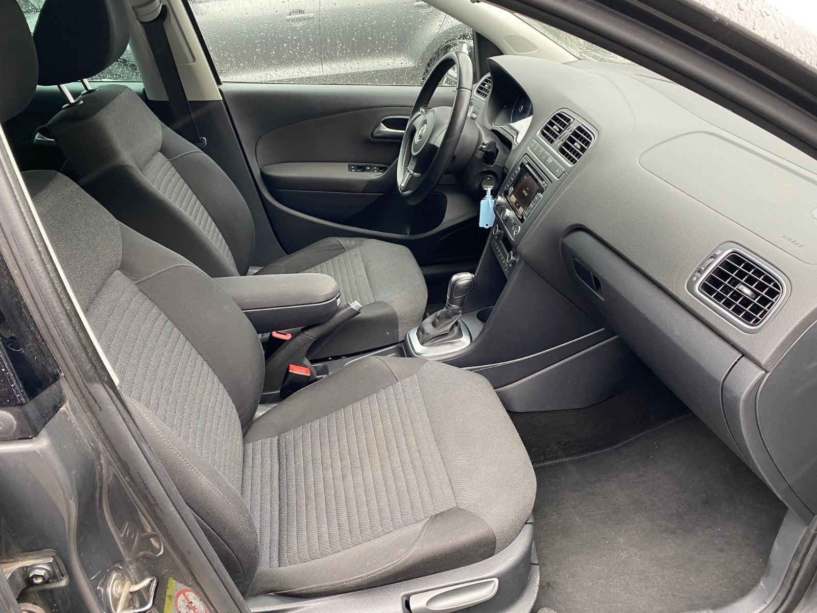 Grå VW Polo fra 2014