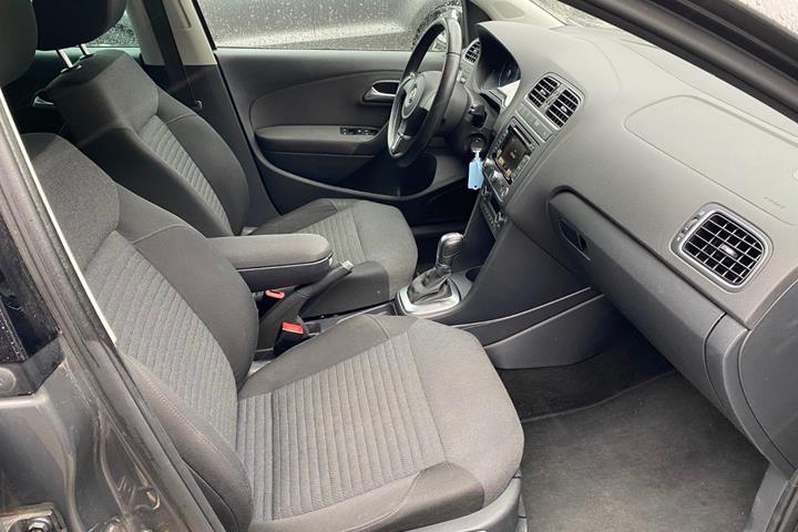 Grå VW Polo fra 2014