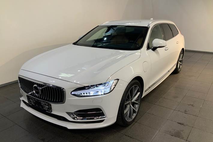 Hvid Volvo V90 fra 2020 set udefra