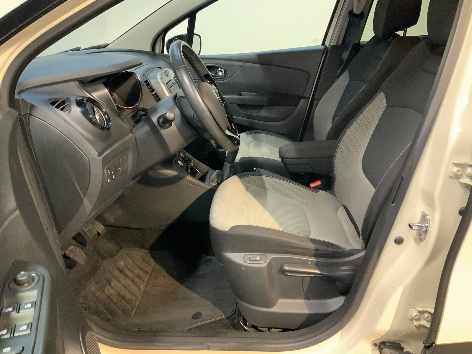 Beige Renault Captur fra 2016