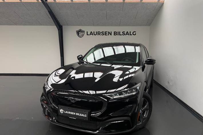 Sort Ford Mustang Mach-E fra 2023 set udefra