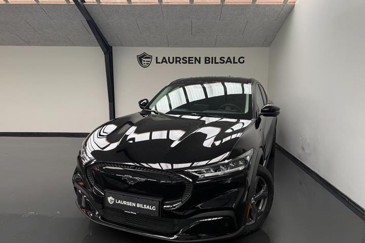 Sort Ford Mustang Mach-E fra 2023 set udefra
