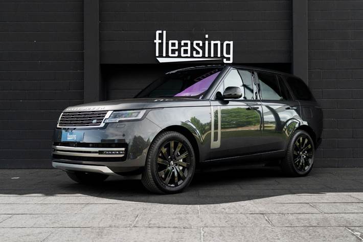 Grå Land Rover Range Rover fra 2023 set udefra