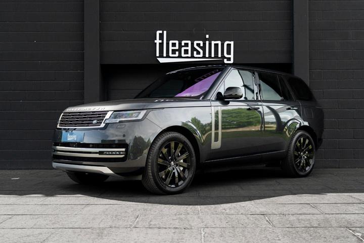 Grå Land Rover Range Rover fra 2023 set udefra