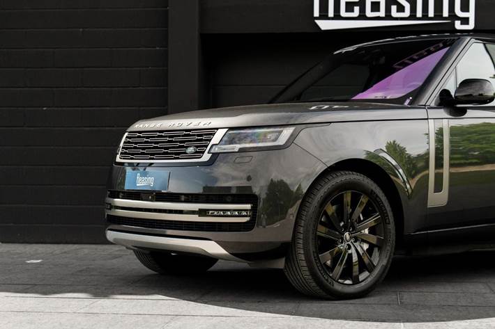 Grå Land Rover Range Rover fra 2023
