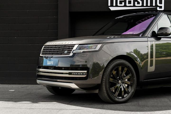 Grå Land Rover Range Rover fra 2023